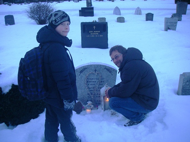 [Seb and Niklas at the Grave 29-01-2011[5].jpg]