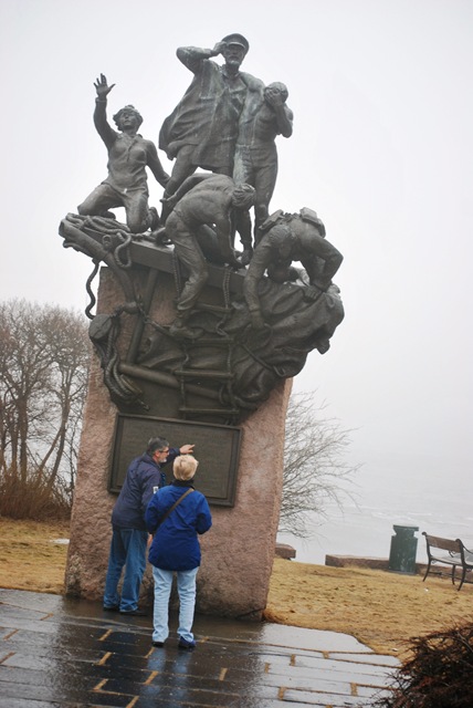 [Seamen War Monument - Ginnie and Renny[6].jpg]