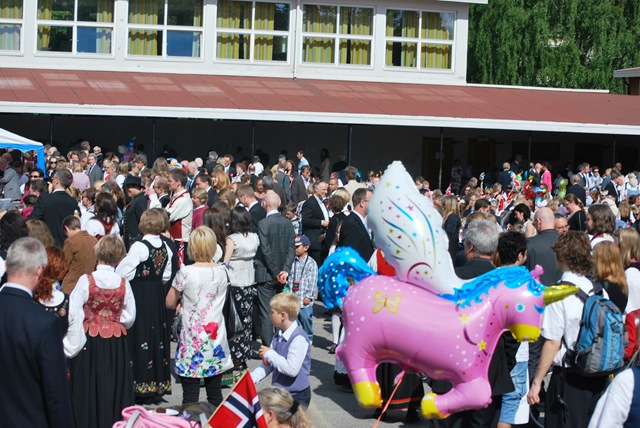 [2011-05-17_0802 After the Parade Hasle School[3].jpg]