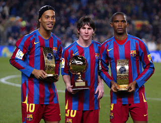 FC Barcelona's Brazilian Ronaldinho(L) Samuel Eto'o (R) of Cameroon  hold the trophies of FIFA World Player of the Year and Argentinian Leo Messi with his Golden Boy trophy  before the Spanish League football match against Celta at the Camp Nou stadium in Barcelona, 20 December 2005.