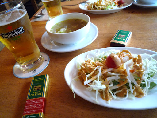ビール、サラダ、ソトアヤム