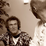 Abstimmung per Blick. Bernd Vollbach und Norman Liebold: 
"Krimi get these Blues" am 24.10.2008 im Kinocenter Capitol, Siegburg. Foto: Mister Phonesmoke.