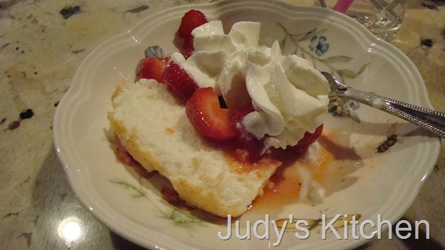 [angel food cake with strawberries[5].jpg]