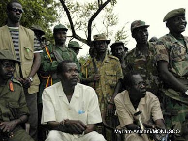 - Joseph Kony, leader de laine LRA, avec sièges lieutenants