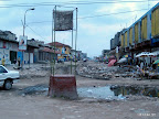 Route délabrée au croisement des avenues du Commerce et Bokasa à Kinshasa.
