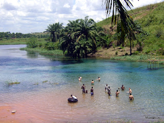  – Un groupe de gens en Pic-Nic à la rivière Lukelenge (Mbuji-Mayi, RDC). Photo: Monusco
