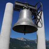 La campana dei Caduti e il Monte Stivo.jpg