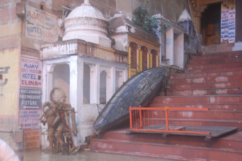 [India 2010 -Varanasi  ,  paseo  en barca por el Ganges  - 21 de septiembre   50[3].jpg]