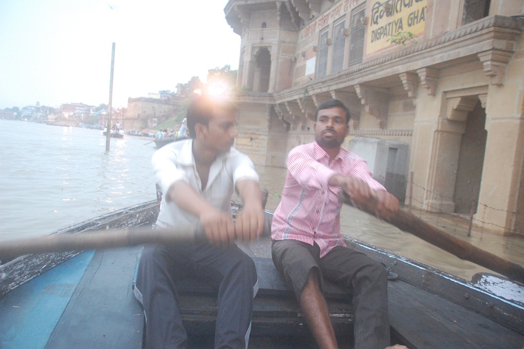 [India 2010 -Varanasi  ,  paseo  en barca por el Ganges  - 21 de septiembre   55[5].jpg]