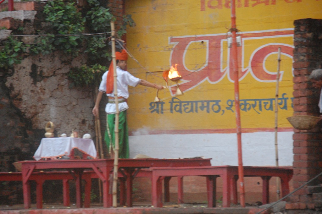 [India 2010 -Varanasi  ,  paseo  en barca por el Ganges  - 21 de septiembre   92[3].jpg]