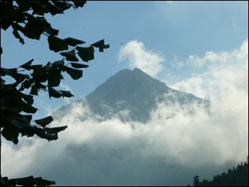 berg in wolk