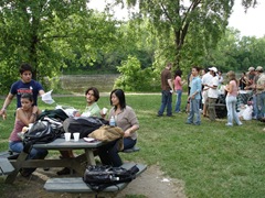 gente comiendo en parque
