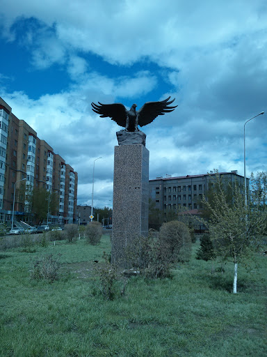 Статуя птицы