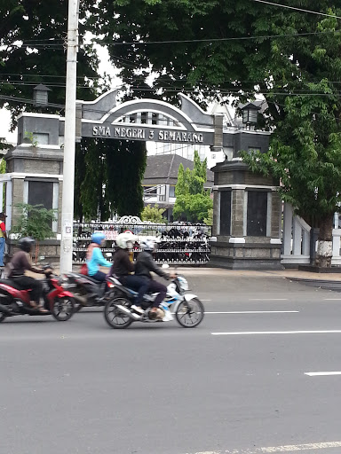 Gerbang SMA Negeri 3 Semarang