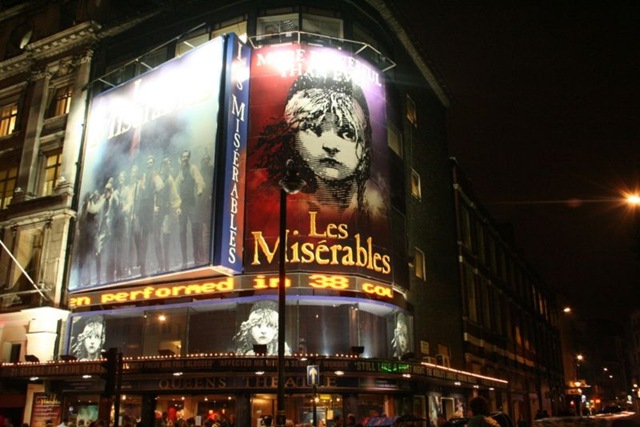 [800px-Lesmis2006queen[4].jpg]