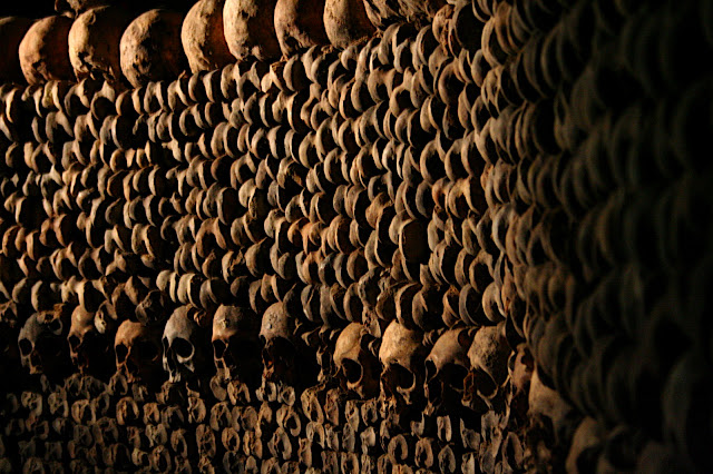 Just a pile of a few dead people in the Catacombes of Paris