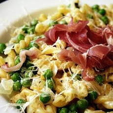 Sweet Pea-and-Prosciutto Macaroni and Cheese