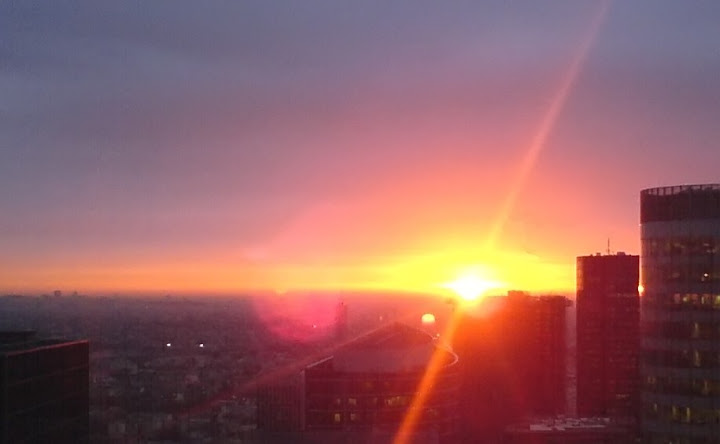 http://lh5.ggpht.com/ccauvilliet/SLQMVlWqXrI/AAAAAAAACXA/VERbLXM4lqw/Lever%20de%20soleil%20sur%20Paris%20La%20Defense%202008.jpg?imgmax=720