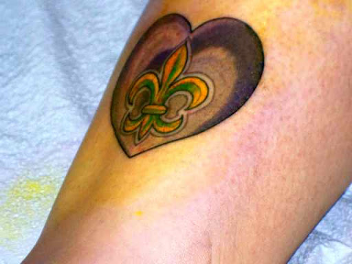 A little while later, she had a beautiful Fleur di lis inside a heart on her 