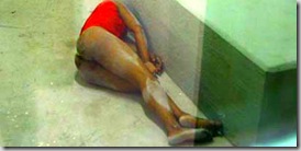 La prostituta fermata il 12 agosto 2008 dai vigili urbani di Parma e fotografata seminuda per terra in una camera di sicurezza. Foto da www.repubblica.it