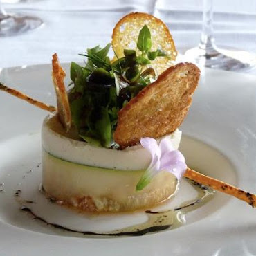 Bavarois d'artichauts à la coriandre, crabe d'Alaska, effluves acidulées à la badiane, une huître