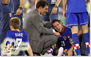 The coach of the Croation national football team Slaven Bilic (C) conforts Croatian midfielder Darijo Srna (R) at the end of the Euro 2008 Championships quarter-final football match Croatia vs. Turkey on June 20, 2008 at Ernst Happel Stadium in Vienna. Turkey reached the Euro 2008 semi-finals after beating Croatia 3-1 on penalties after the match had finished 1-1 after extra-time. AFP PHOTO / FRANCK FIFE -- MOBILE SERVICES OUT --          