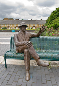 Dr Salter waving to his daughter Statue of Dr Salter