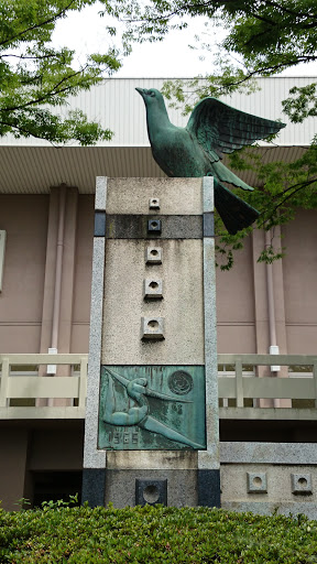1965 鳩 像