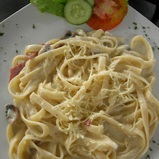 Divinely Creamy Low-Fat Fettuccine Alfredo