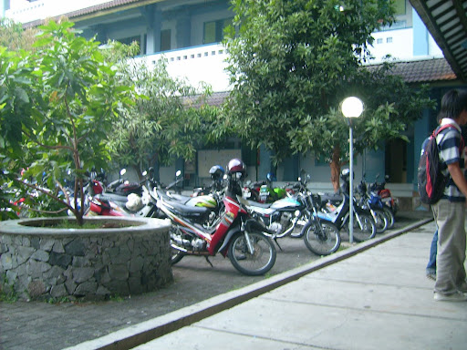 Parkir yang kian ramai...