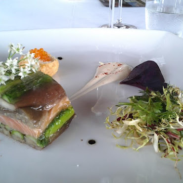 Terrine d'asperges vertes, saumon fumé et aubergines vapeur. Crème à l'huile de noisette. Petits pains aux noix et oeufs de saumon ...