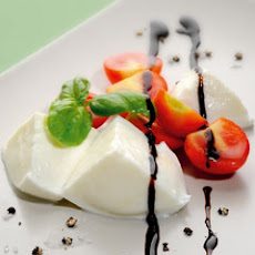 Tomato And Mozzarella With Basil And Bertolli Italian Glaze With Balsamic Vinegar Of Modena