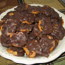 Caramel Chocolate Peanut Butter Pretzel Bites (Like Take 5)