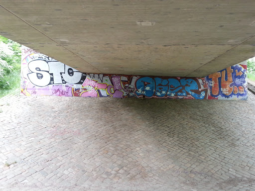 Grafittiensemble unter Erdbeerbrücke
