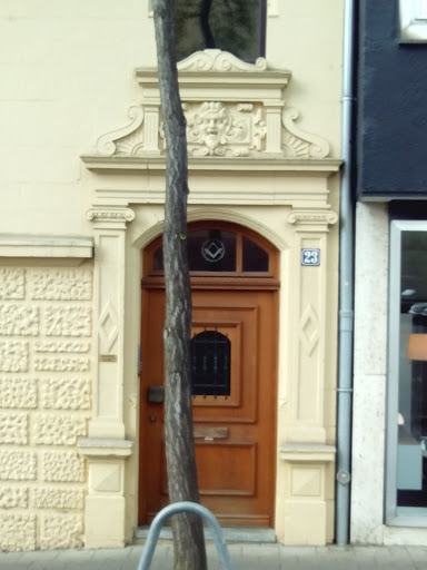Kunstvolles Türportal