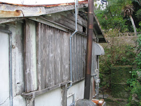 旧さくら家・古びたトタン屋根の店舗跡の厨房付近