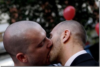 Men+Kissing%5B2%5D.jpg