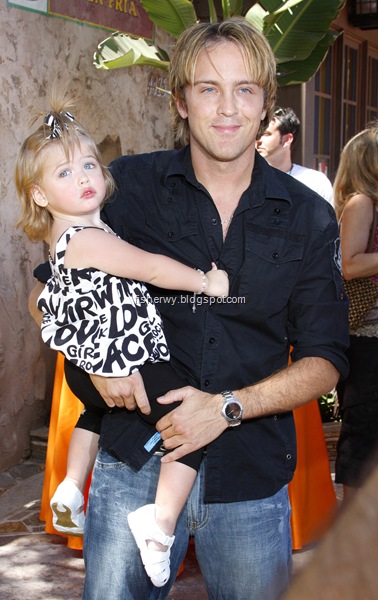 Picture of Larry Birkhead holding daughter with Anna Nicole Smith  Dannielynn Hope