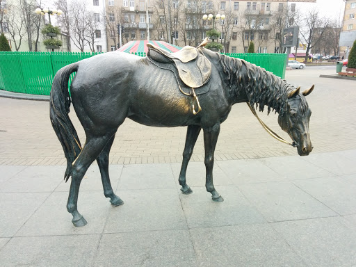 лошадь у входа на Славянский рынок