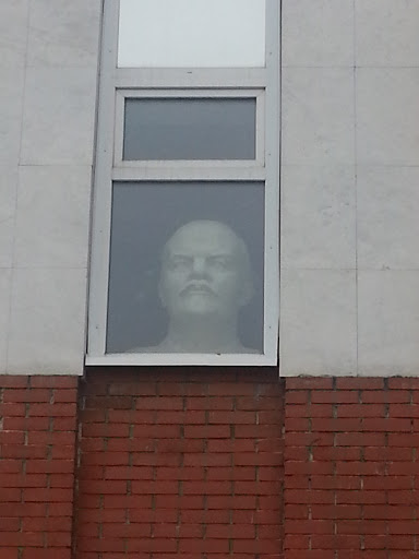 Голова Ленина В Окне