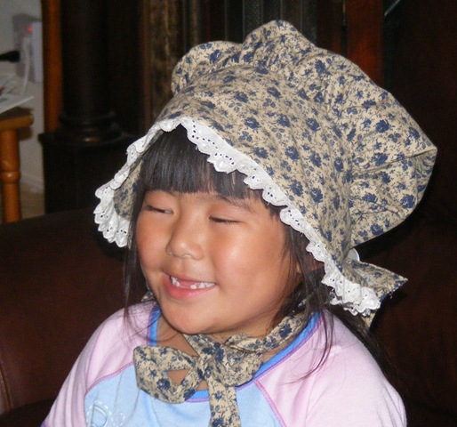 [Mandy and her bonnet[3].jpg]