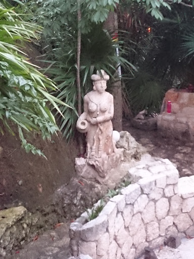 Estatua Mujer Maya
