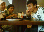 di Pizza Hut, sehari sebelum Natal 2007. Batoknya? Ilang lagi... hiks,