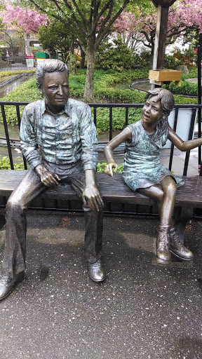 Father Daughter Statue