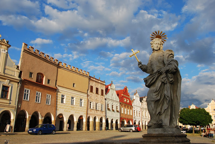 雲霧散去的帖契，廣場上的雕像建築，更顯華麗古典。
