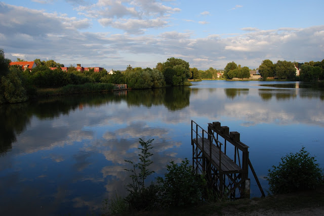 藍天白雲映在清澈的湖面上，一幅如水彩畫般的美景呈現於眼前。