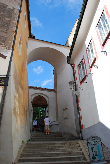 沿著高低起伏的小路，慢慢步回飯店的路上。