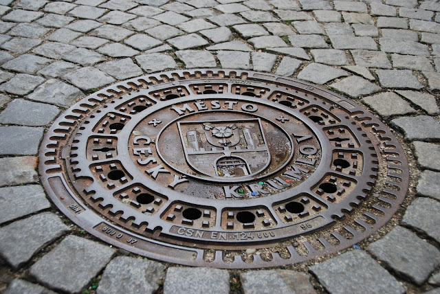 庫倫洛夫道路上的人孔蓋。