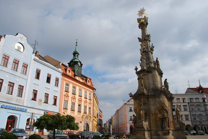 出飯店大門，即是英吉夫的廣場。