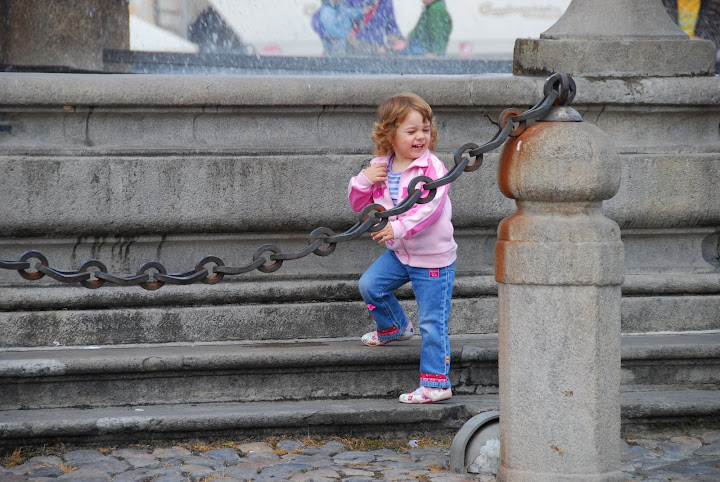 被參孫噴泉濺到的孩童，一幅可愛天真的模樣。